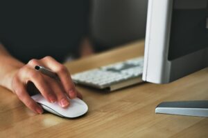 Hand-on-mouse-desktop